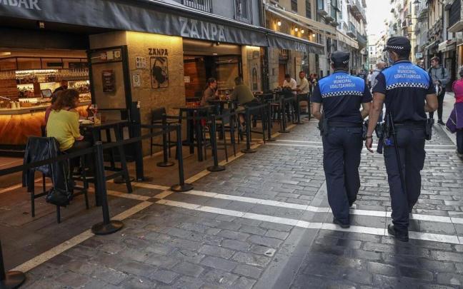 Dos policías municipales, en la calle Estafeta.