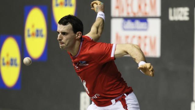 Altuna III-Ezkurdia ganan a Larrazabal-Eskiroz en el partido del Campeonato de Parejas disputado en el Atano III de Donostia.