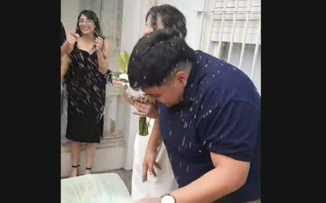 Los novios, atacados por el arroz.