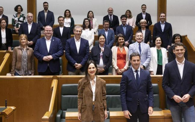 Los 27 parlamentarios del PNV, liderados por Bakartxo Tejeria, Imanol Pradales y Joseba Díez Antxustegi