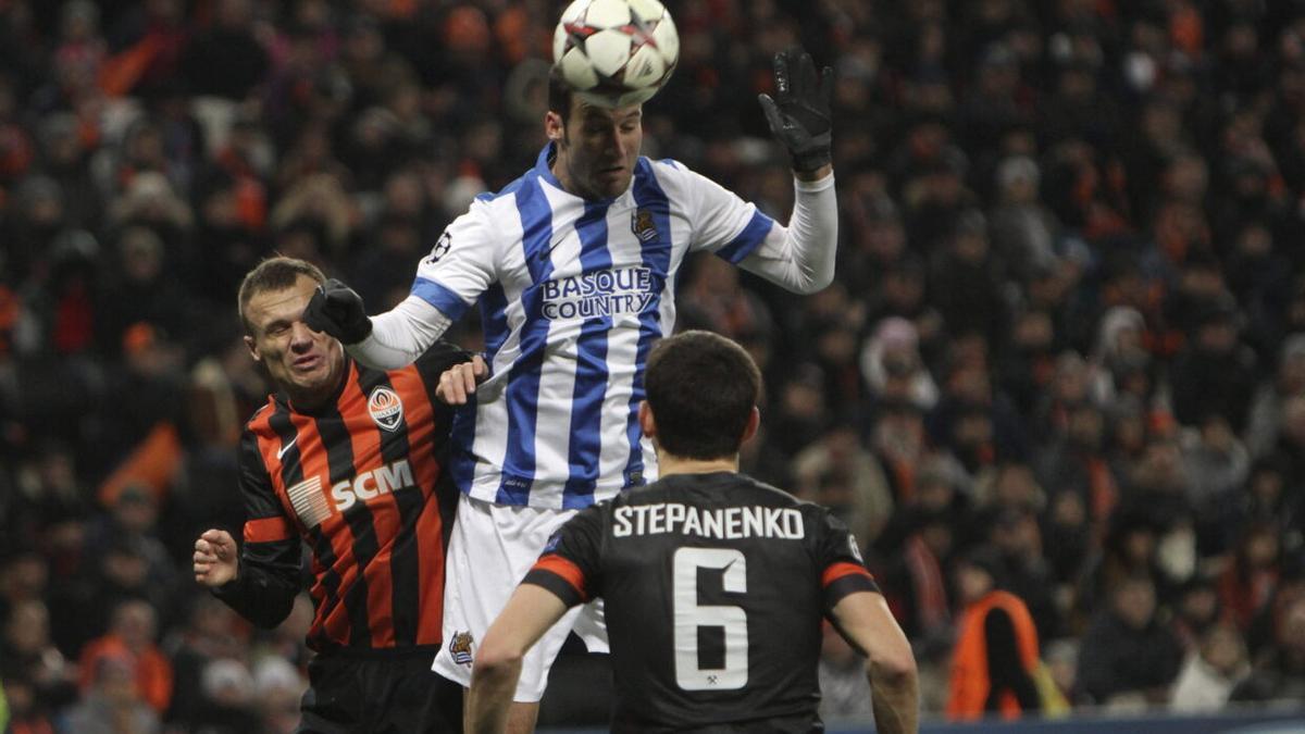 Agirretxe se eleva ante dos jugadores del Shakhtar Donetsk, durante la Champions 2013-14. / EFE
