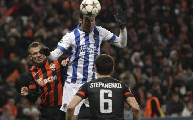 Agirretxe se eleva ante dos jugadores del Shakhtar Donetsk, durante la Champions 2013-14. / EFE