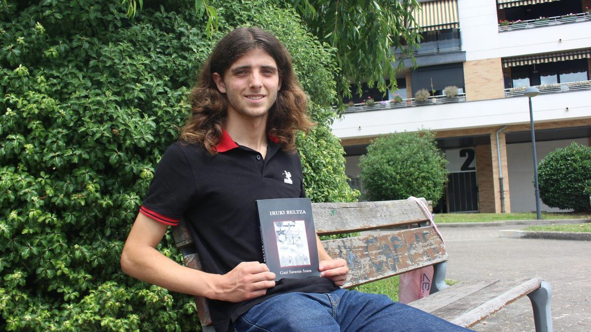 El joven atxabaltarra de 19 años se estrena en la literatura con 'Iruki Beltza'.