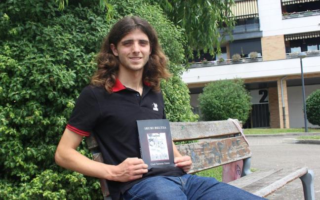 El joven atxabaltarra de 19 años se estrena en la literatura con 'Iruki Beltza'.