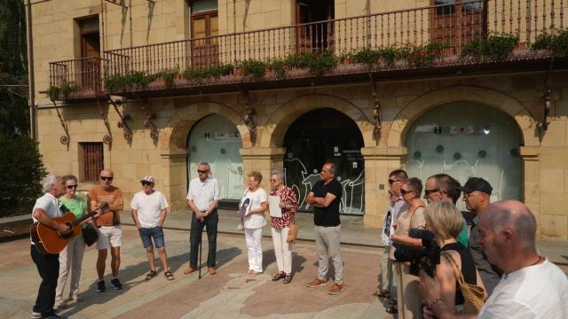 Agus Hernán, coordinador de GEBehatokia, procedió a entregar el reconocimiento a la familia.