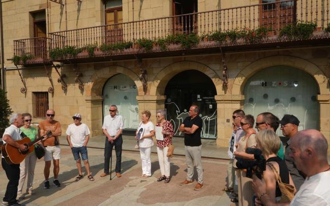 Agus Hernán, coordinador de GEBehatokia, procedió a entregar el reconocimiento a la familia.