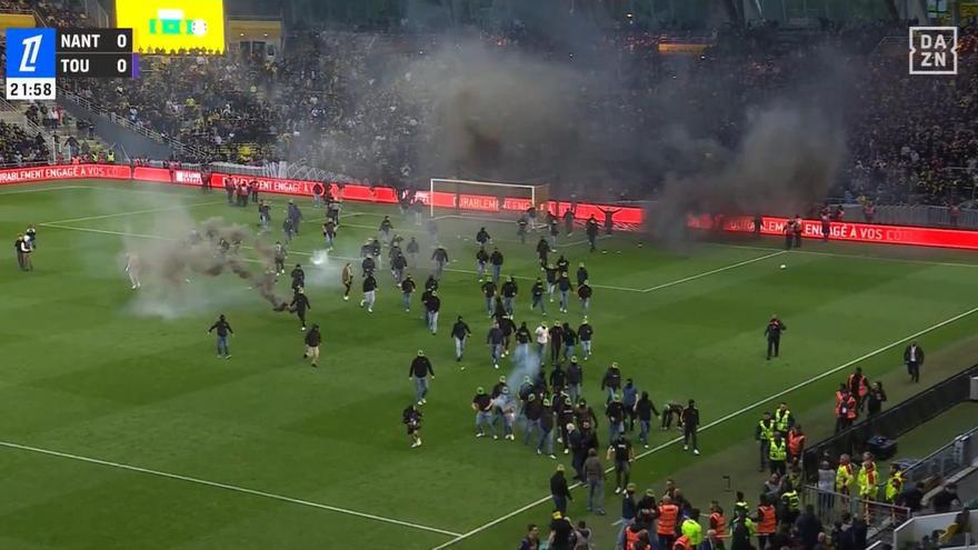 Imagen de los ultras del Nantes invadiendo el campo.