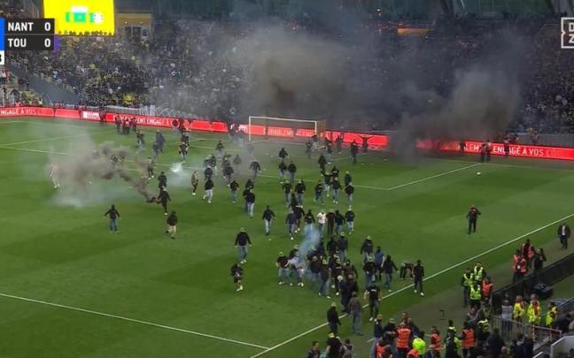 Imagen de los ultras del Nantes invadiendo el campo.