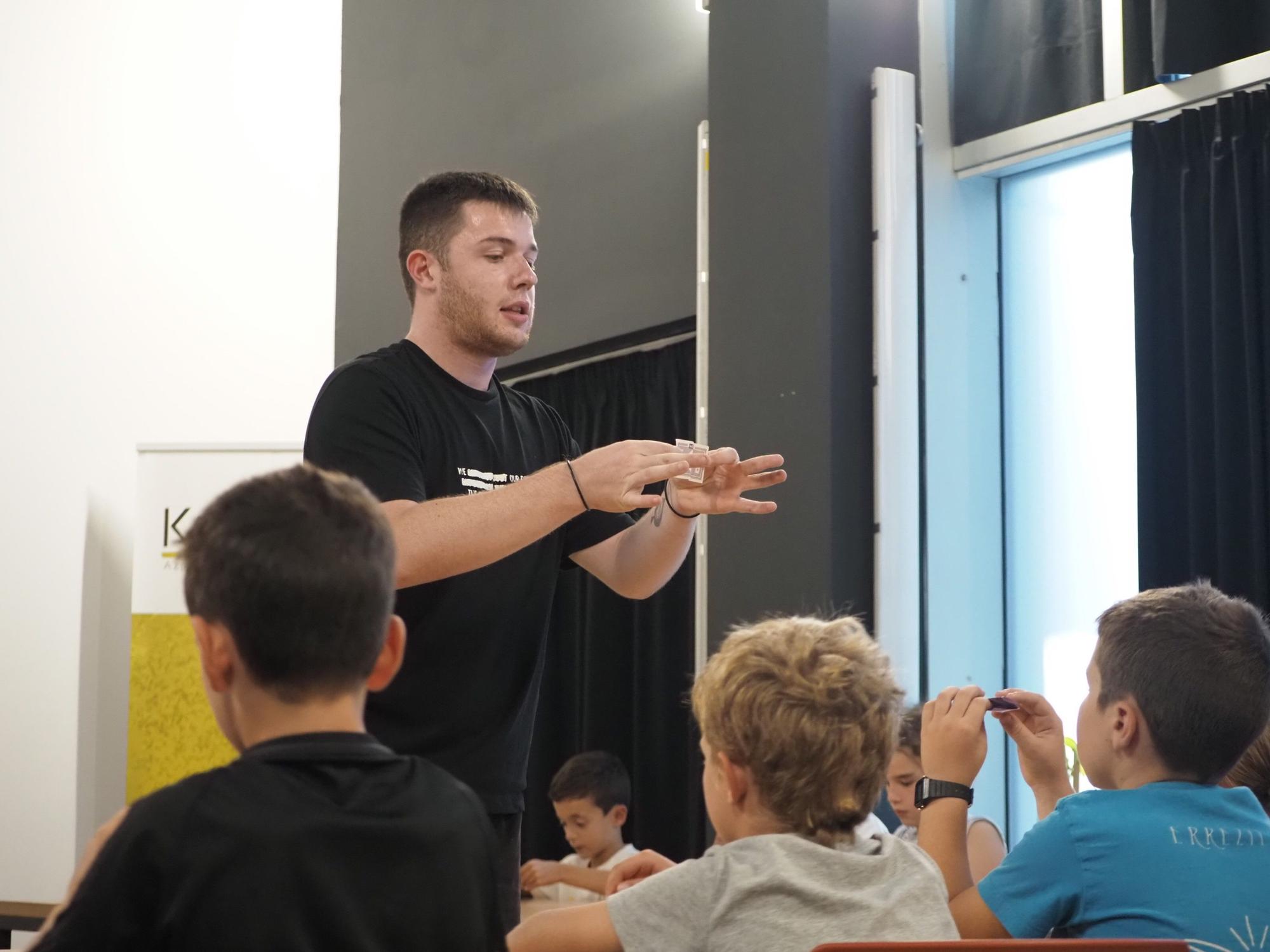 Iago Mago en la clase con la que ha dado inicio esta semana al curso de magia para escolares que imparte en Azpeitia.