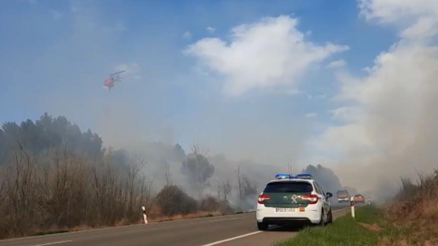 Un helicóptero arroja agua sobre el incendio