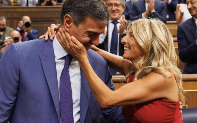 Pedro Sánchez y la líder de Sumar, Yolanda Díaz durante la Sesión Constitutiva de la XV Legislatura en el Congreso de los Diputados, 17 de agosto de 2023.
