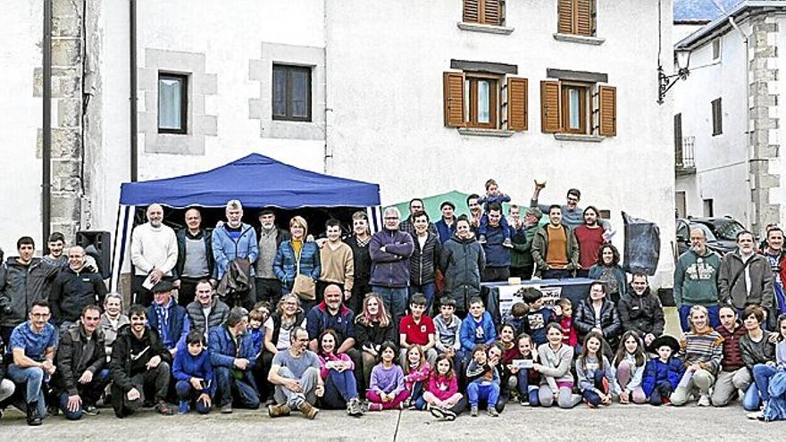 Ihabar da la bienvenida a la primavera con una fiesta en auzolan y producto local