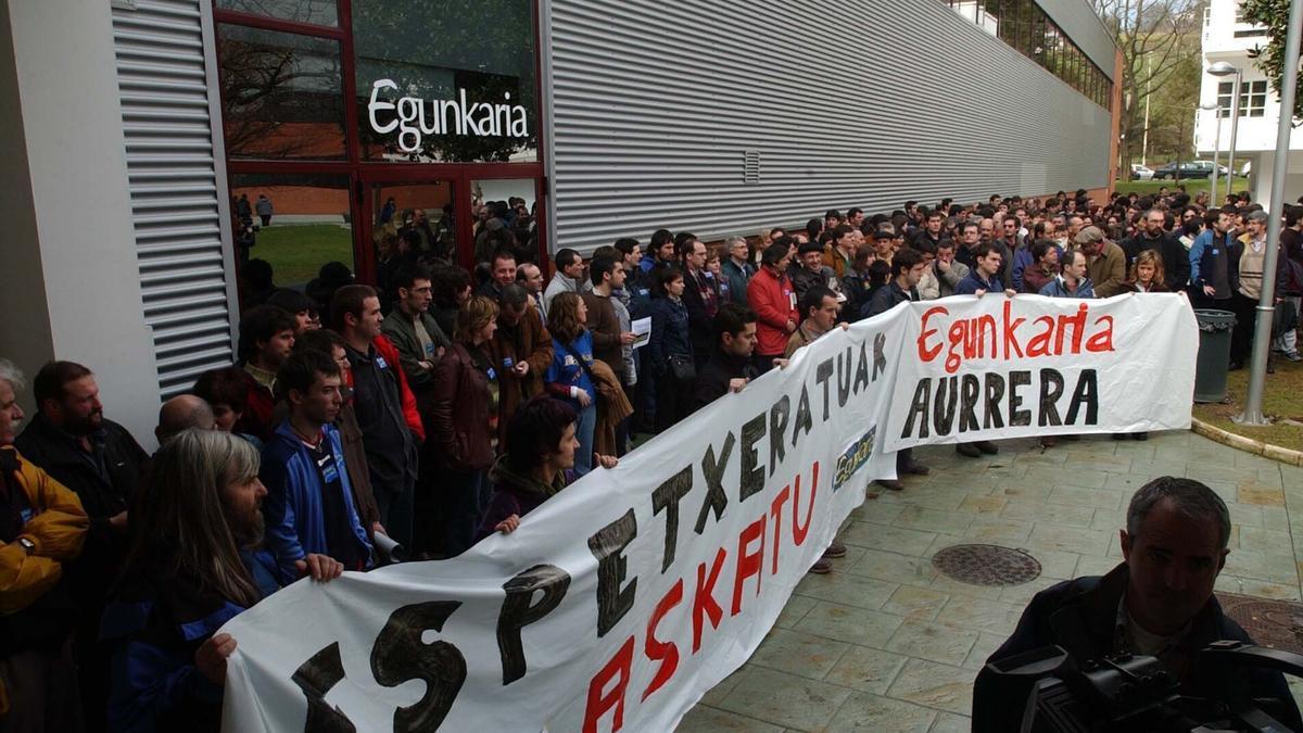 Egunkariaren aldeko kontzentrazioa, Egunkariaren itxiera eta kartzelaratzeak salatzeko, 2003an.