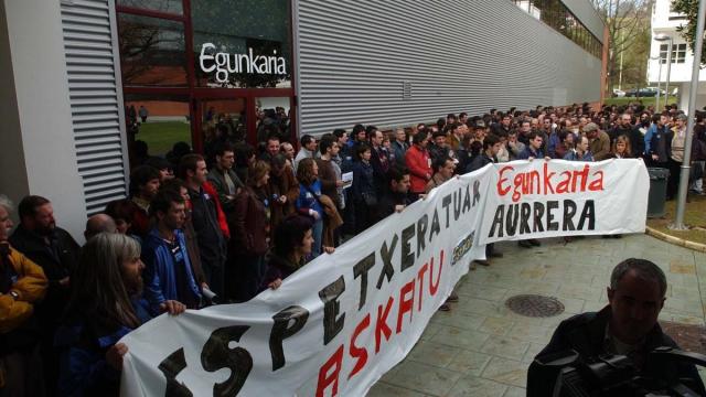 Egunkariaren aldeko kontzentrazioa, Egunkariaren itxiera eta kartzelaratzeak salatzeko, 2003an.