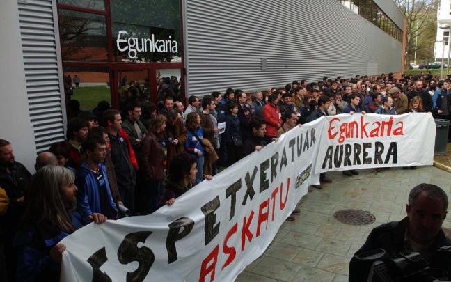 Egunkariaren aldeko kontzentrazioa, Egunkariaren itxiera eta kartzelaratzeak salatzeko, 2003an.