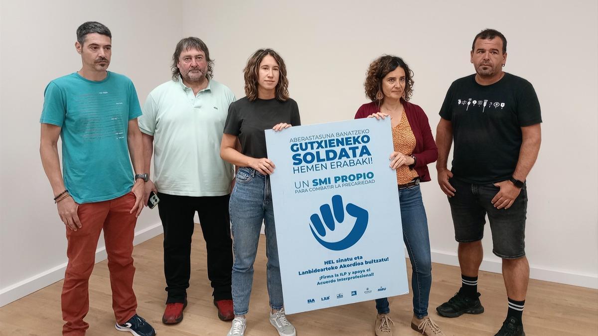 Representantes de ELA, LAB, ESK, Steilas, Etxalde e Hiru en la presentación de firmas para un SMI propio.