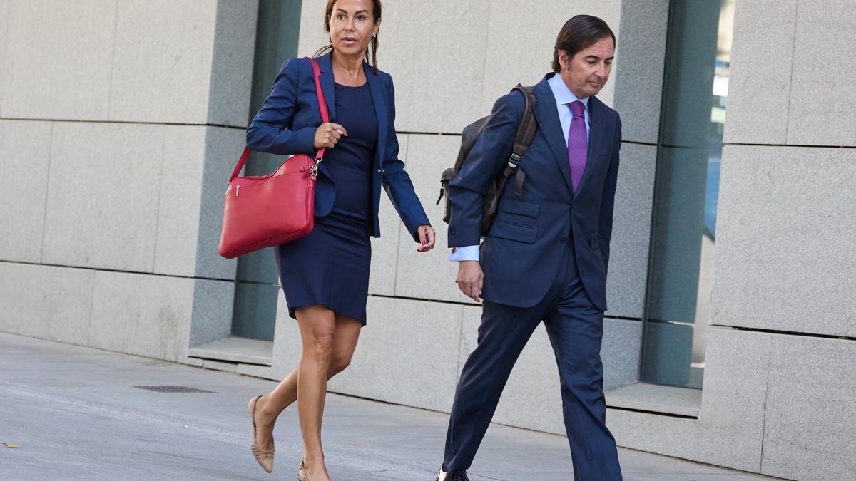 La ex presidenta de Adif, Isabel Pardo de Vera (i), a su llegada a declarar como imputada por el ‘caso Koldo’ .