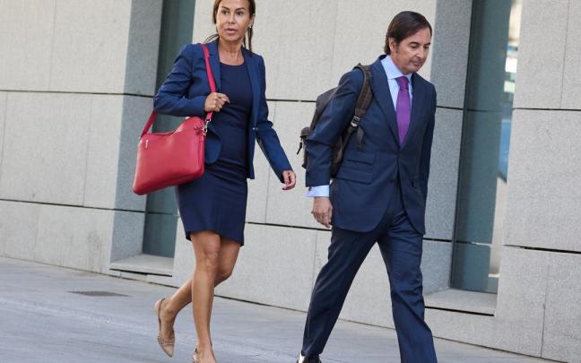 La ex presidenta de Adif, Isabel Pardo de Vera (i), a su llegada a declarar como imputada por el ‘caso Koldo’ .