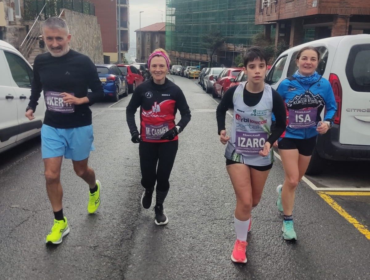 Javi Conde y las tres deportistas de clubes basauritarras