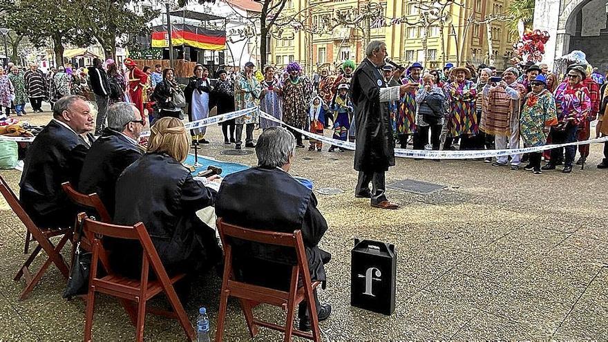 Ignacio Alfonso ‘Pela’, siempre provocador con su parodia del Tribunal Constitucional.