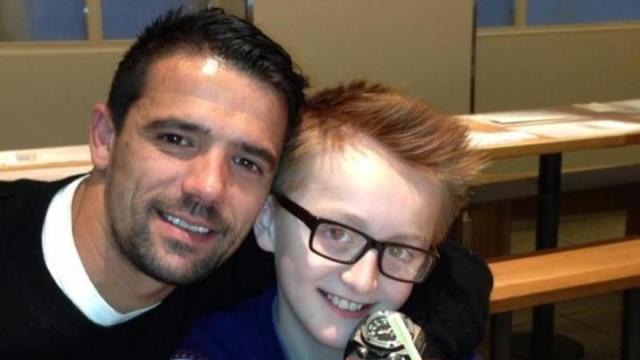 El exfutbolista Nacho Novo, junto a su hijastro Ross.