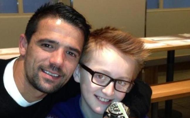El exfutbolista Nacho Novo, junto a su hijastro Ross.