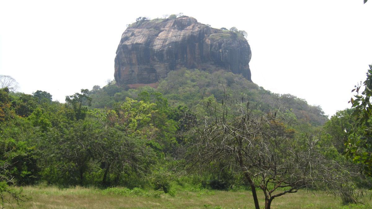 La célebre roca sagrada de Siguiriya.
