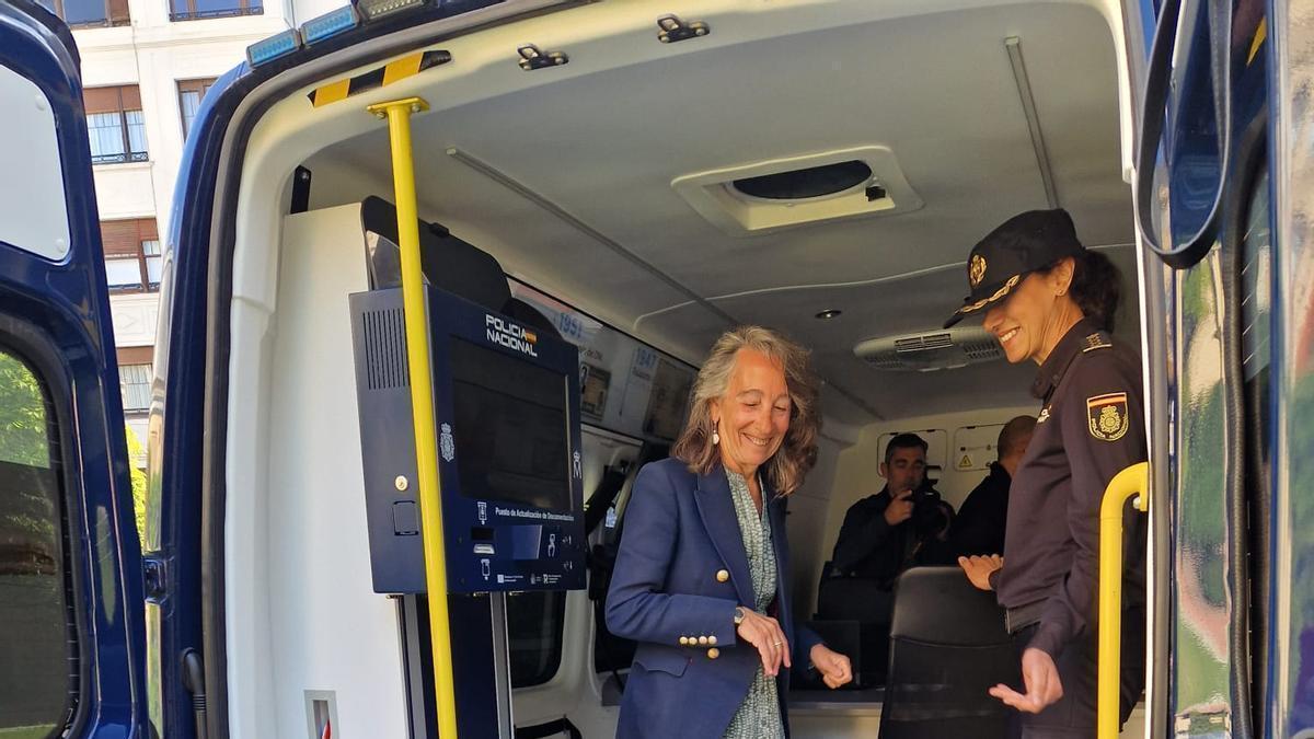 La delegada del Gobierno español en suelo vasco, Marisol Garmendia, en la presentación del balance del furgón itinerante de la Policía española para renovar el DNI