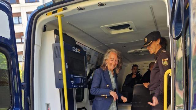 La delegada del Gobierno español en suelo vasco, Marisol Garmendia, en la presentación del balance del furgón itinerante de la Policía española para renovar el DNI