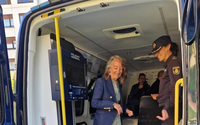La delegada del Gobierno español en suelo vasco, Marisol Garmendia, en la presentación del balance del furgón itinerante de la Policía española para renovar el DNI