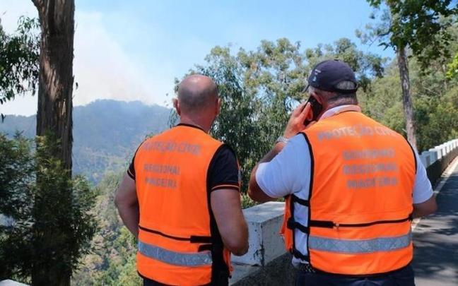 Dos miembros de la Protección Civil portuguesa. / PROTECCIÓN CIVIL MADEIRA Dos miembros de la Protección Civil portuguesa.