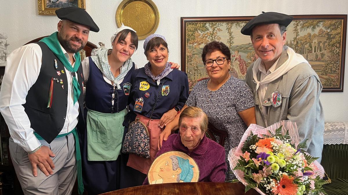 Lidia Ochoa, que en noviembre cumplirá 101 años, ha recibido una placa de flores y una placa