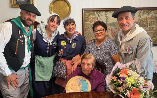 Lidia Ochoa, que en noviembre cumplirá 101 años, ha recibido una placa de flores y una placa