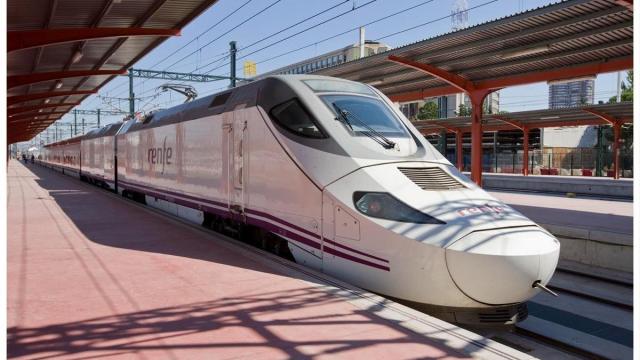 Un tren Alvia detenido en una estación en una foto de archivo.