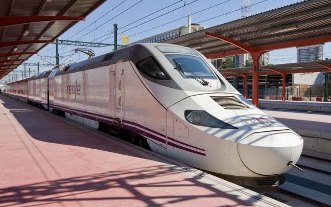 Un tren Alvia detenido en una estación en una foto de archivo.