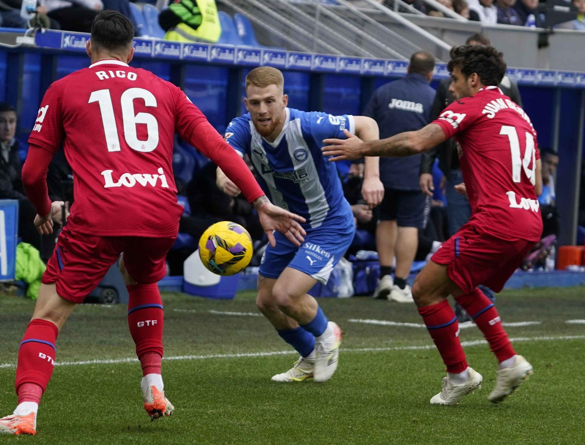 Carlos Vicente en imagen durante el Deportivo Alavés-Getafe. Foto: DNA