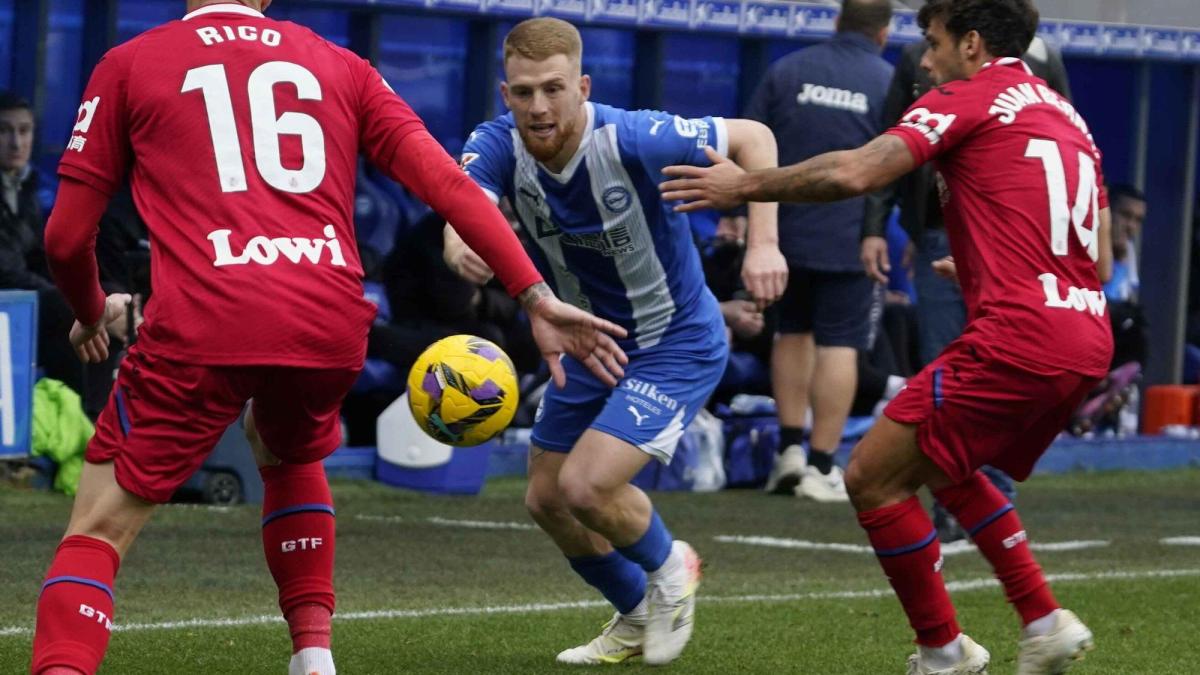 Carlos Vicente en imagen durante el Deportivo Alavés-Getafe. Foto: DNA