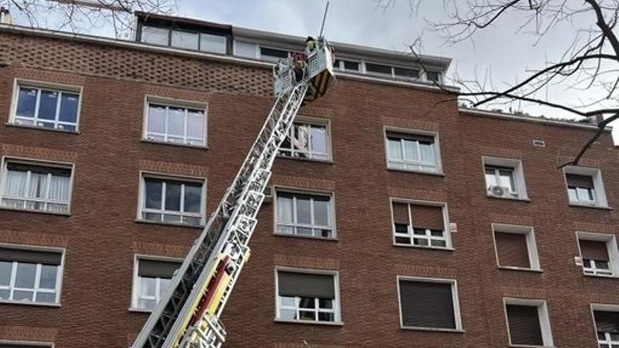 Se desploma sin provocar heridos parte de una fachada de un edificio de Madrid