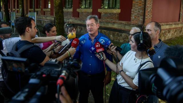 El consejero de Seguridad, Bingen Zupiria, atiende a los medios de comunicación.
