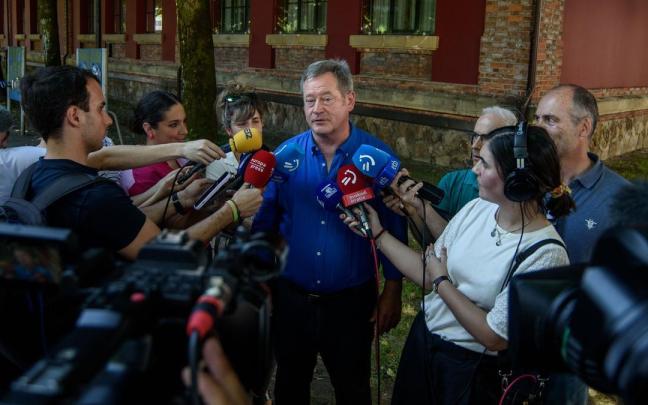El consejero de Seguridad, Bingen Zupiria, atiende a los medios de comunicación.
