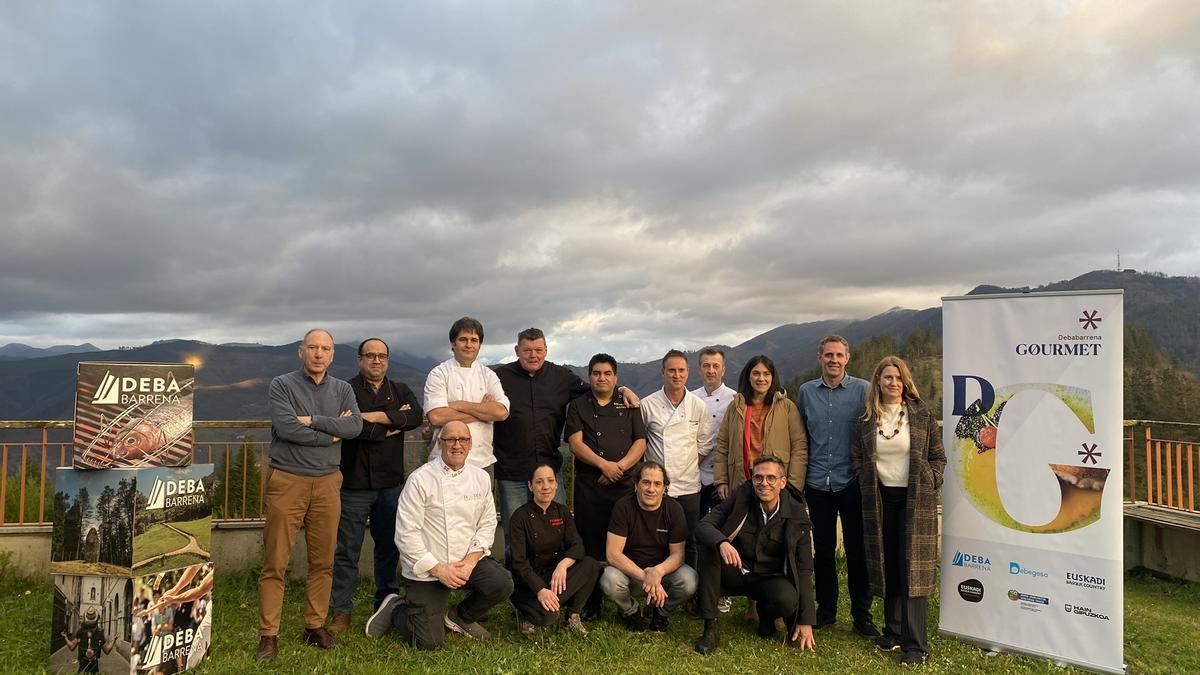 Foto oficial de la puesta de largo de esta campaña de impulso a la oferta gastronómica de Debabarrena, con la presencia de los chefs de los establecimientos participantes