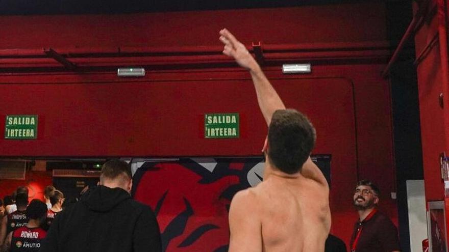 El jugador Dani Díez al final del partido cuando ha tirado su camiseta