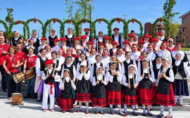 Foto de Basauritar Dantza Taldea durante la celebración de su 50 aniversario