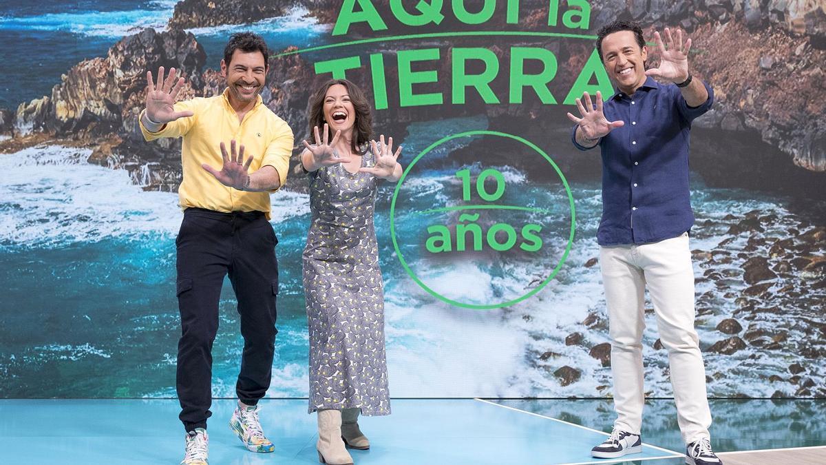 Quico Taronji, Isabel Moreno y Jacob Petrus, presentadores de ‘Aquí la Tierra’.
