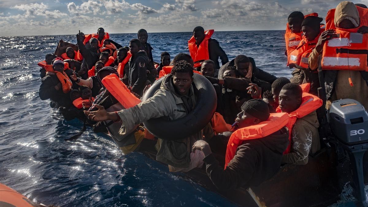 Varios migrantes en un cayuco, en el Mar Mediterráneo.
