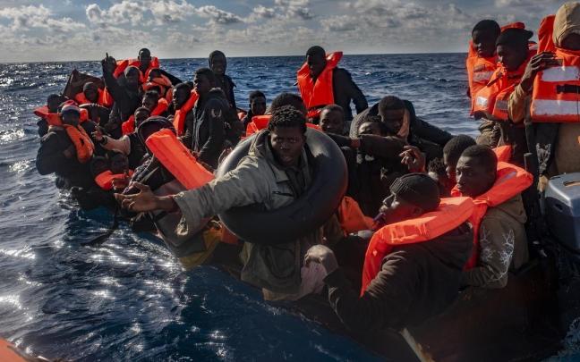 Varios migrantes en un cayuco, en el Mar Mediterráneo.