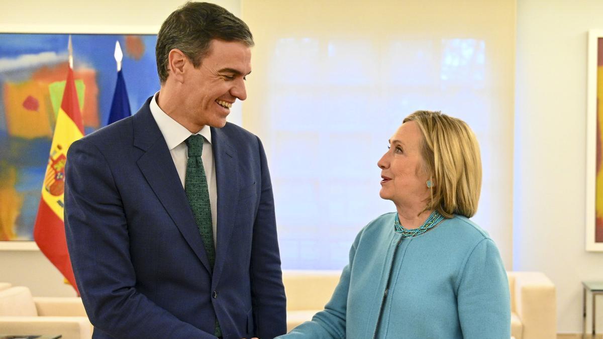 Sánchez y Clinton se reúnen en la Moncloa.