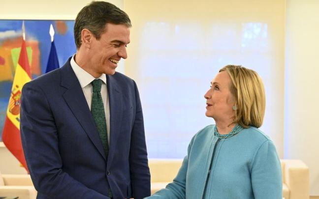 Sánchez y Clinton se reúnen en la Moncloa.