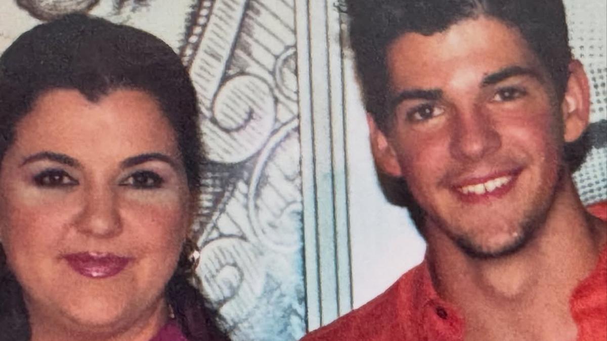 Miguel Ángel Muñoz, junto a su madre, Cristina Blanco.