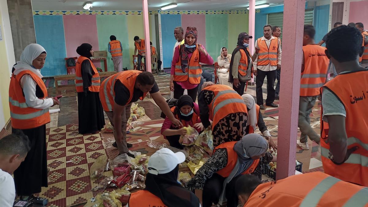 Un grupo de refugiados sudaneses recibe ayuda en Egipto.